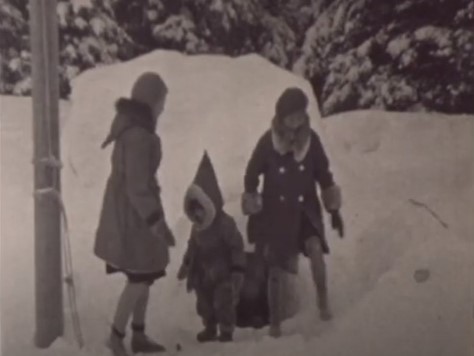 les gens jouent sur la neige