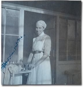 photo du Mina Mowat “Operating room at Moore Barracks, ‘Mowie’ in charge 1915”